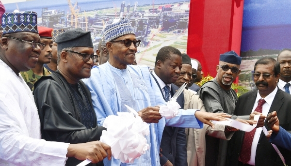 Nigerian President Muhammadu Buhari (in blue), Aliko Dangote (on his right) and Togolese President Faure Gnassingbé (on his left) in Lagos, 22 May 2023.