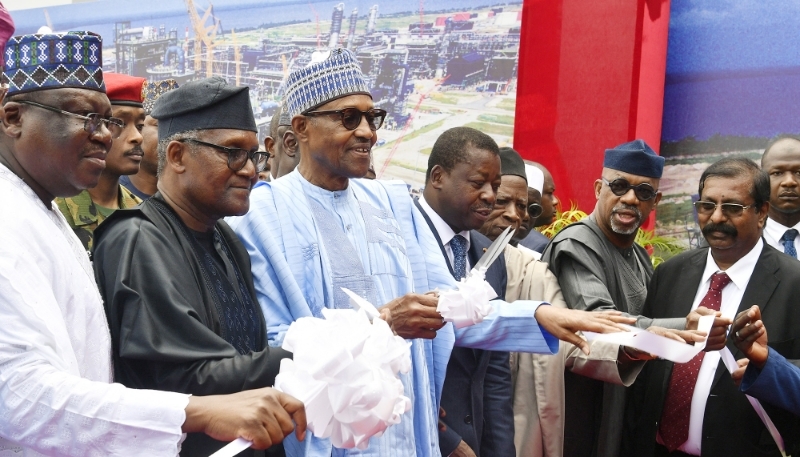 Nigerian President Muhammadu Buhari (in blue), Aliko Dangote (on his right) and Togolese President Faure Gnassingbé (on his left) in Lagos, 22 May 2023.