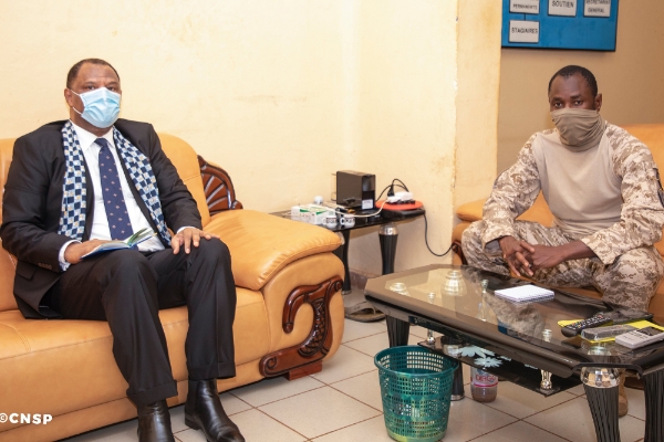 Morocco's ambassador to Mali Hassan Naciri and CNSP president Assimi Goita met in Bamako on 25 August 2020.