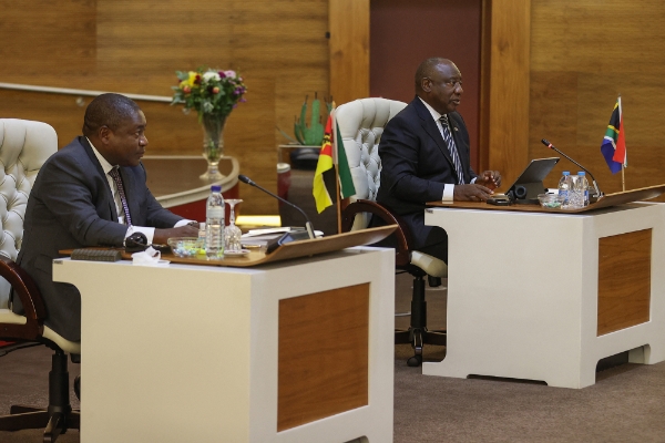 South African President Cyril Ramaphosa (left) and his Mozambican counterpart Filipe Nyusi.